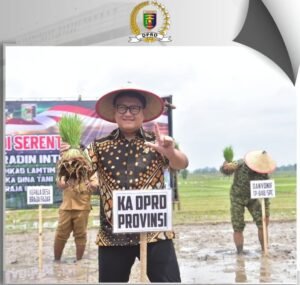 Ketua DPRD Provinsi Lampung, A. Giri Akbar, S.E., M.B.A., menghadiri kegiatan Tanam Padi Bersama Forum Koordinasi Pimpinan Daerah (Forkopimda)